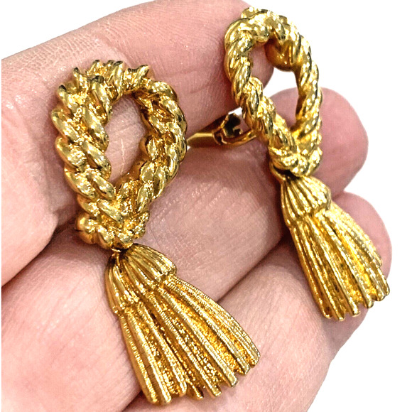 Vintage clip on earrings textured dimensional golden dangles elegant chic dressy - Picture 5 of 6